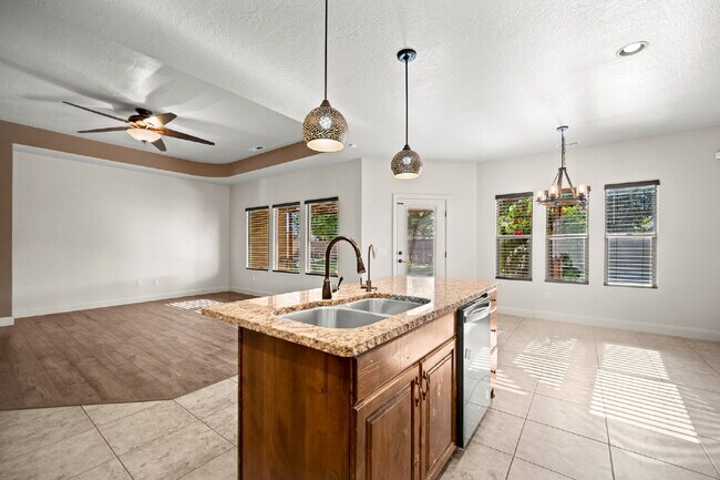 Building Photo - "Spacious 5-Bed Oasis with 3 Baths in Washington, UT – 3,171 Sq Ft of Comfort!"