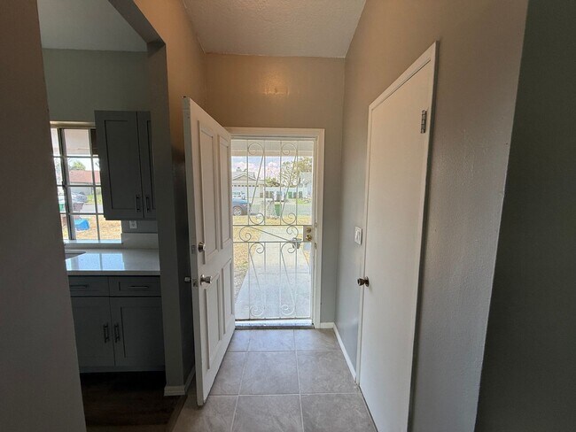 Building Photo - 4 bedroom 2 bath!