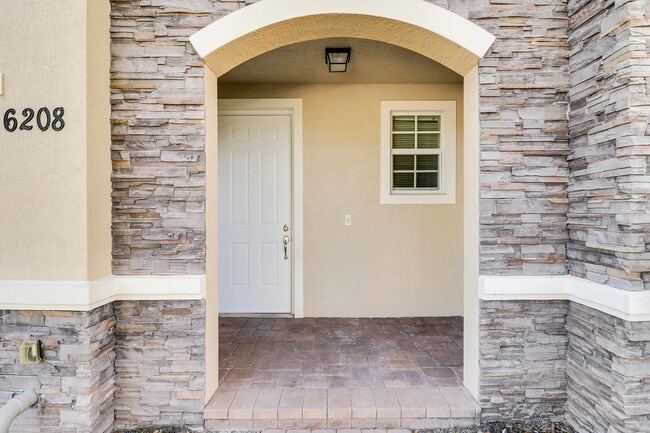 Building Photo - 6208 SE Portofino Cir