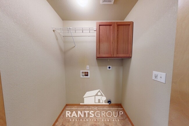 Building Photo - Well-Maintained 2-Bed / 2-Bath Home with A...
