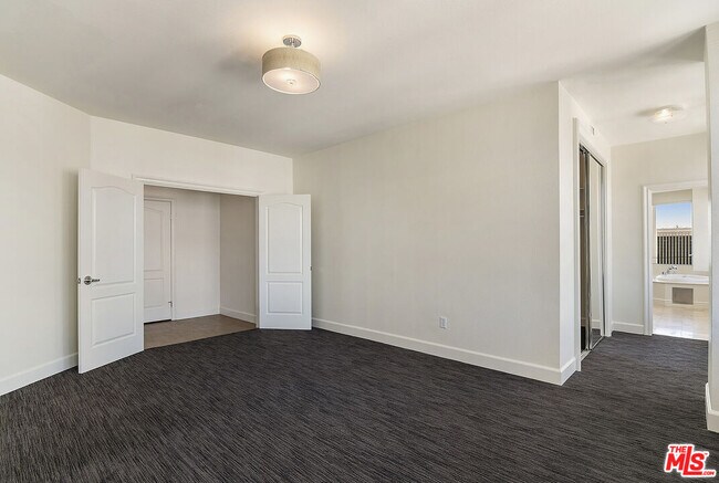Building Photo - 735 Hauser Blvd