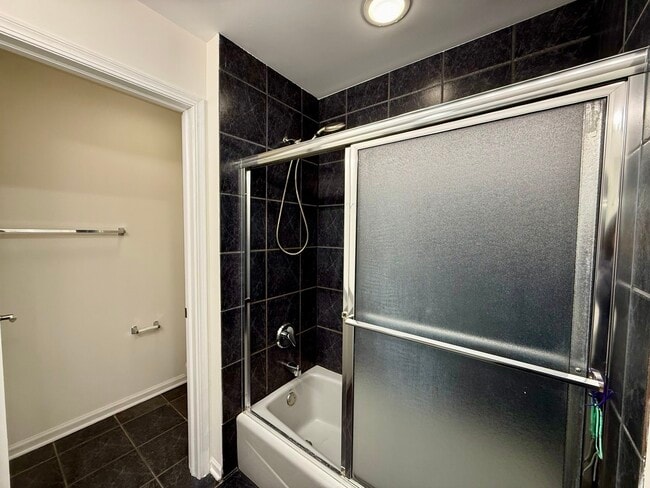 Building Photo - 362 Town Pl Cir