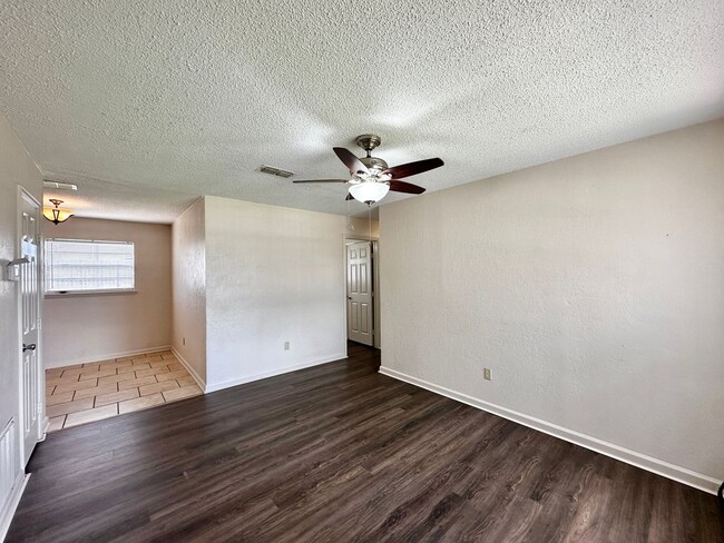 Building Photo - 3 Bedroom