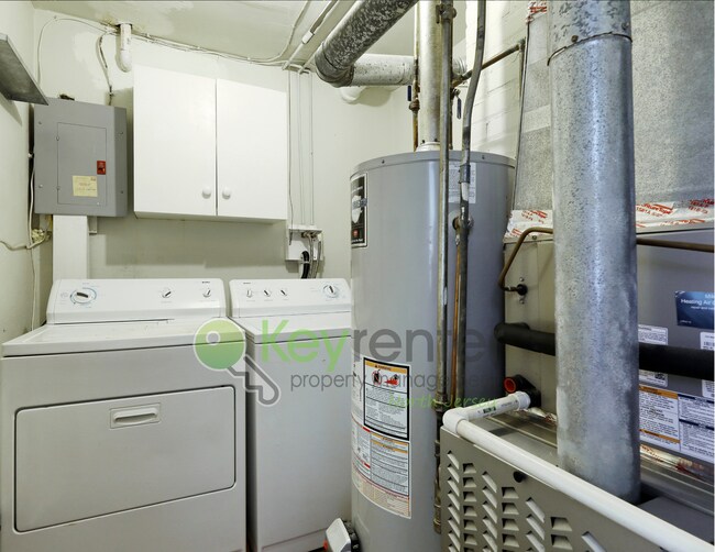 Building Photo - De Graw Ave Triplex