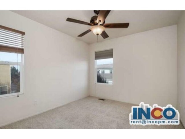 Building Photo - Spacious 3 bed 3 bath Townhome end unit wi...