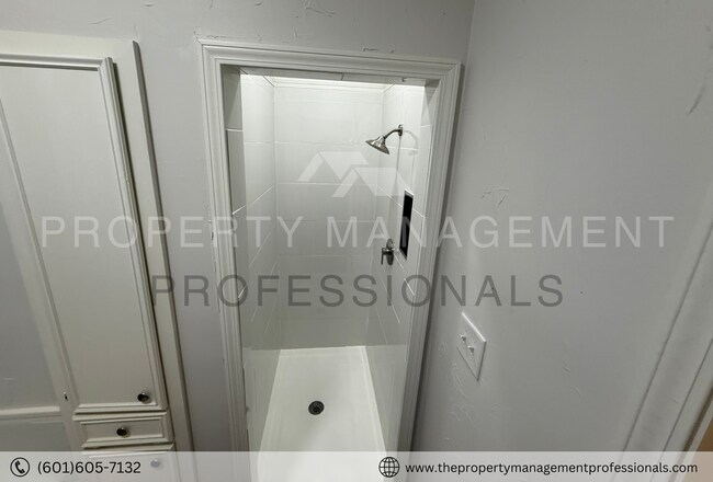 Building Photo - 600 Bay Pointe Ln