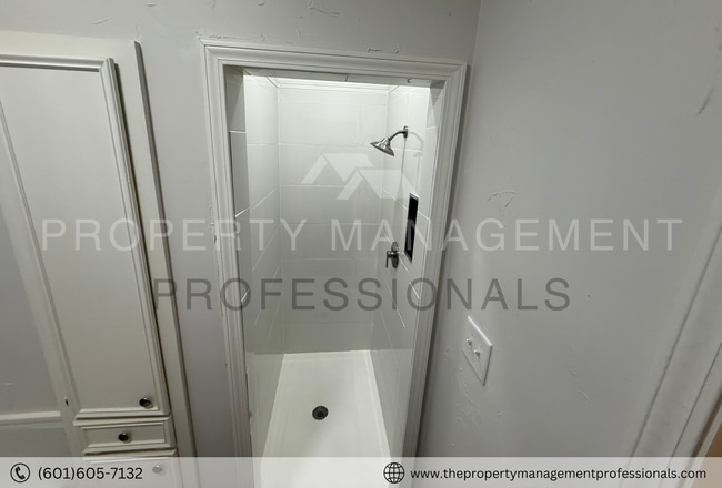 Building Photo - Renovated beauty near the country club and golf course!