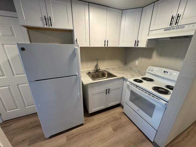 Building Photo - (248 - 277) 1 Bdrm Downstairs W/ Private Y...