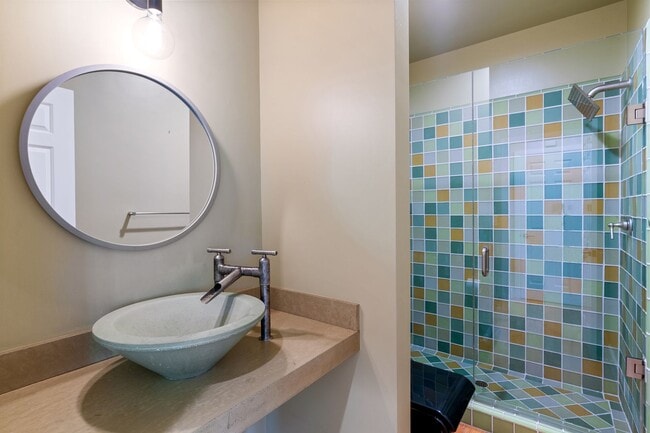 Building Photo - Contemporary Home in Desirable Community C...