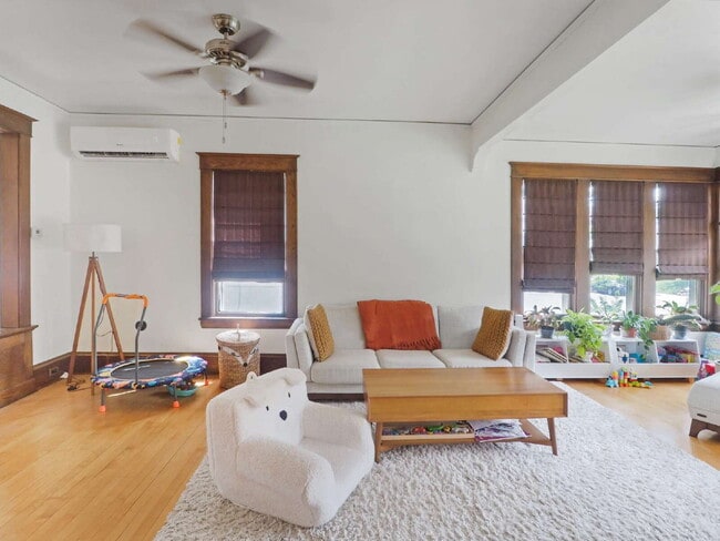 Building Photo - Charming 3 bedroom home in Uptown. Pets We...