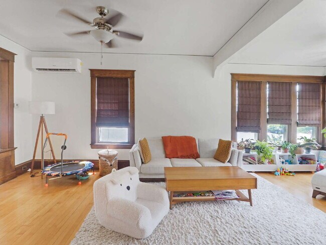 Building Photo - Charming 3 bedroom home in Uptown. Pets Welcome!