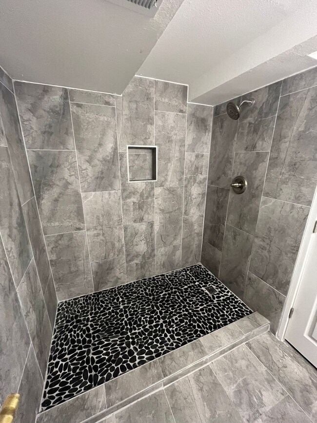 Building Photo - AVAILABLE NOW!! 4-Bedroom, 3-Bathroom Home Nestled in the Cotton Creek Neighborhood!