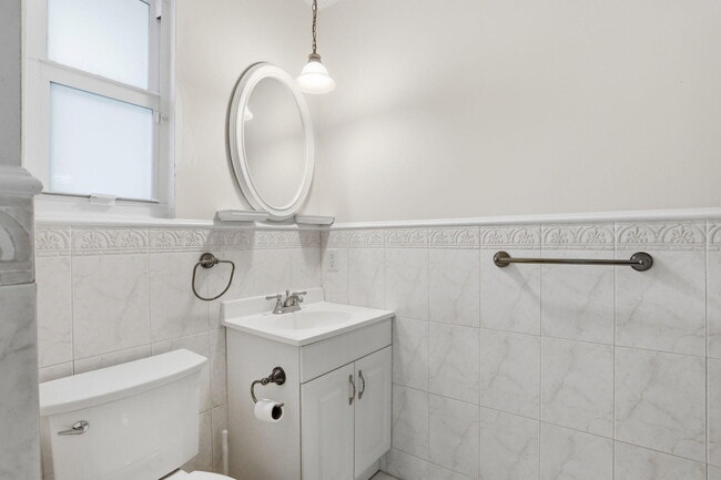 Building Photo - 309 NE 8th Ave