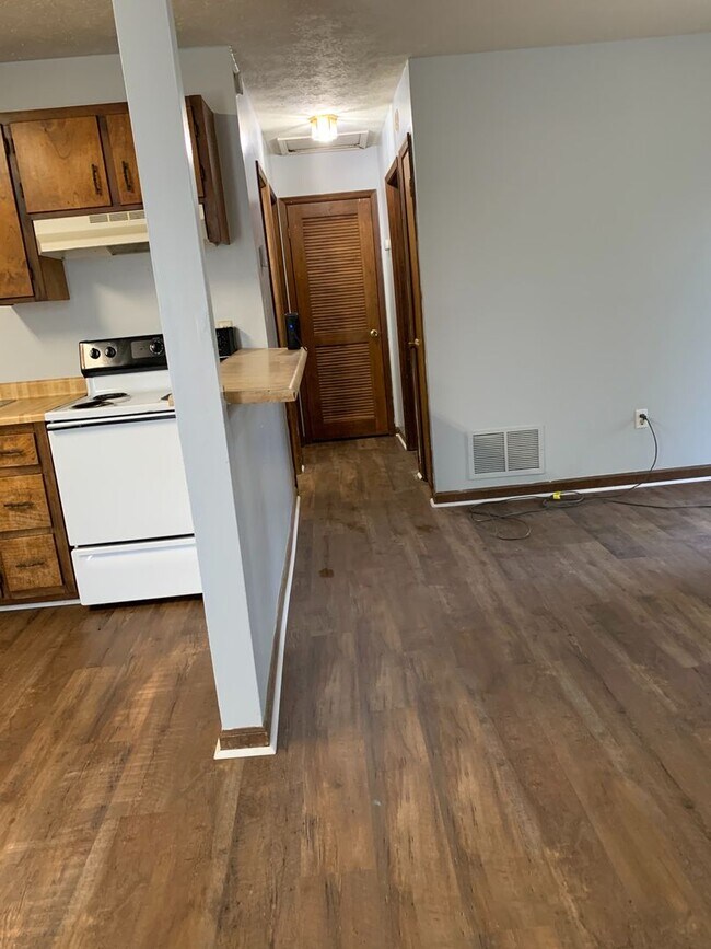 Building Photo - 2 Bedroom Duplex on Eastside!!