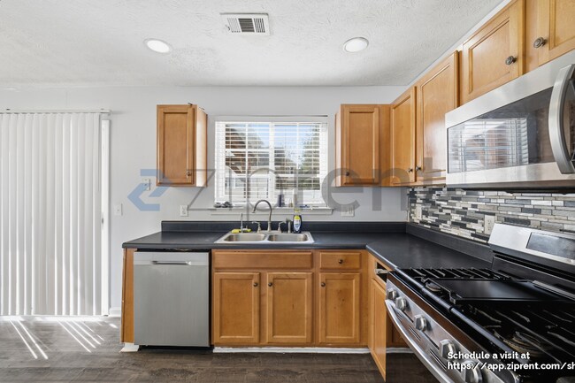 Building Photo - 122 Swanee Ln