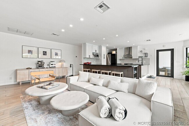 Building Photo - 14902 Paddock Dr