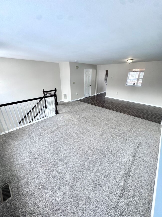 Building Photo - THREE BEDROOM TOWNHOUSE