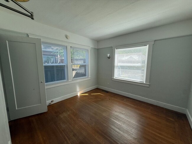 Building Photo - Cozy 2 bed 1 bath available now!