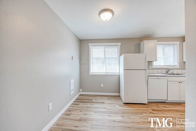 Building Photo - 2 BD Unit with Covered Deck