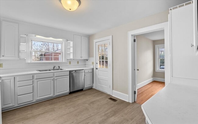 Building Photo - 807 Shamrock Rd