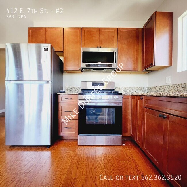 Building Photo - 412 E 7th St