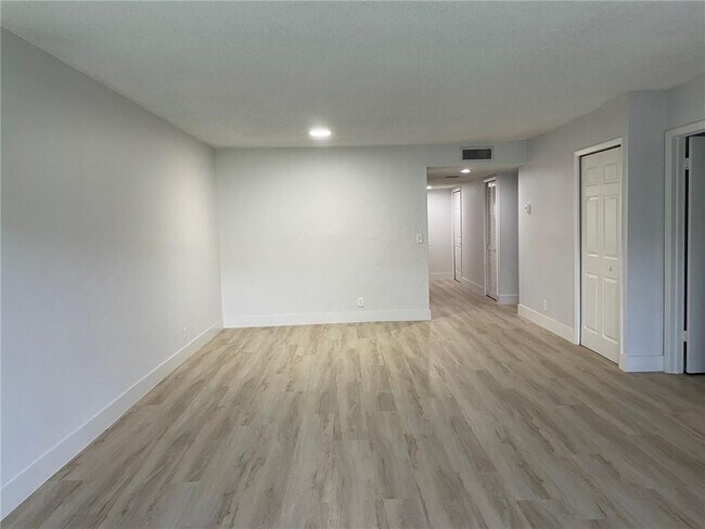 Building Photo - 235 Lakeview Dr
