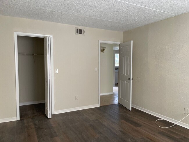 Building Photo - 1bed/1bath move-in ready condo $1140/month available December 2025