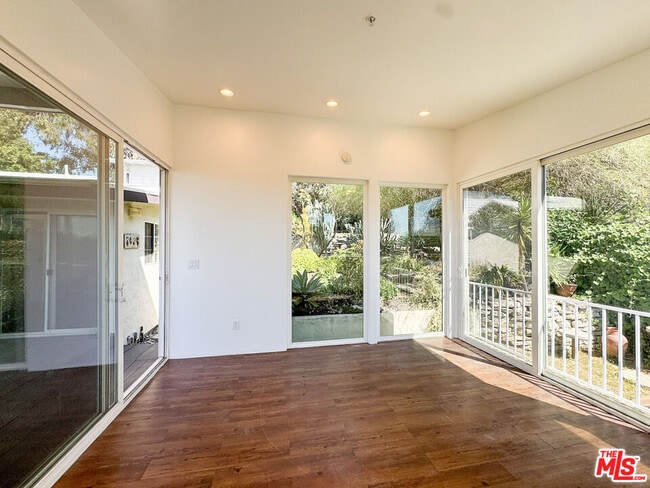 Building Photo - 3050 Knob Dr