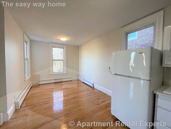 Building Photo - 14 Chestnut St