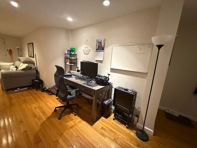 Building Photo - 18-20 E Springfield St