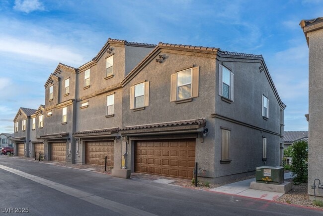 Building Photo - 633 Bellus Pl