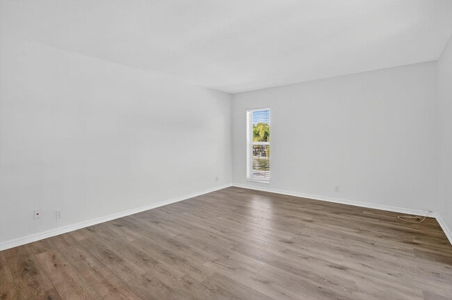 Building Photo - 1010 NE 8th Ave