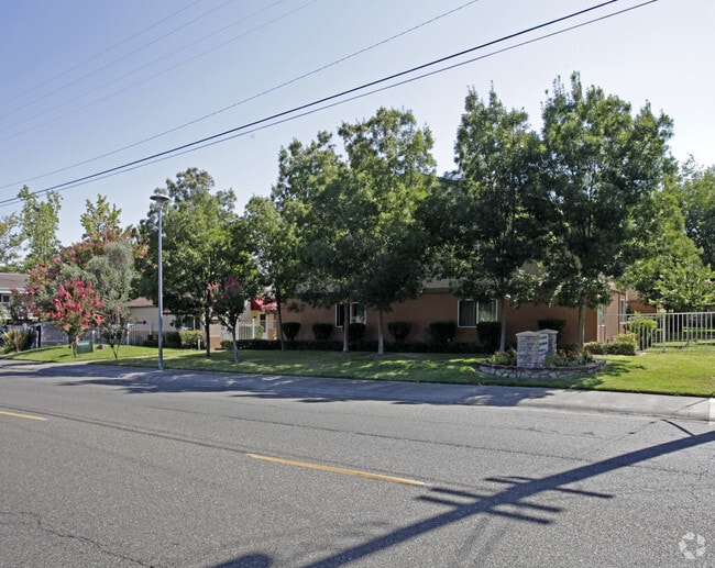 Building Photo - Greenbriar