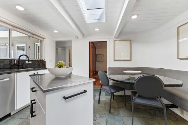 Building Photo - 705 Evergreen St