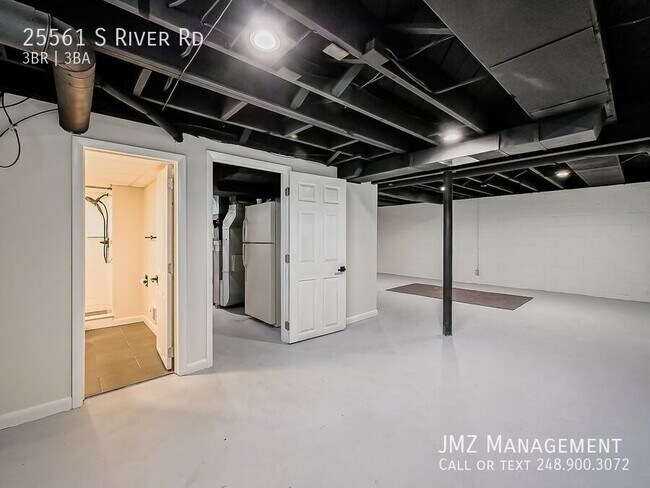 Building Photo - 25561 S River Rd