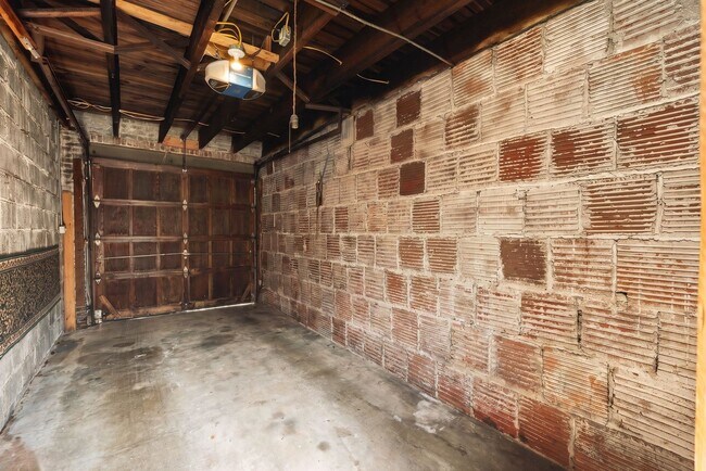 Building Photo - 2811 Summit Ave