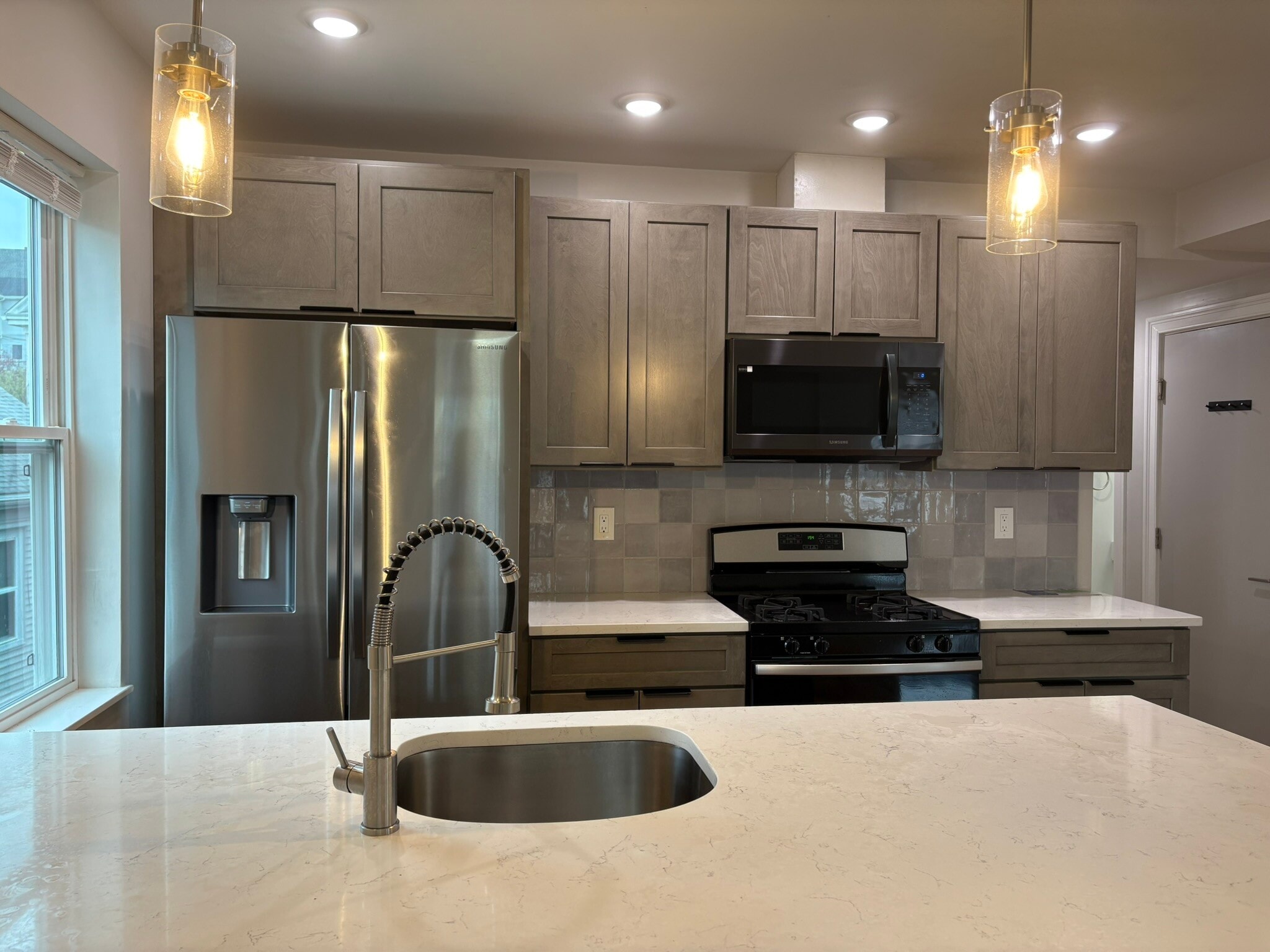 Building Photo - 595 Main St