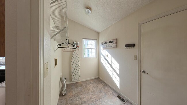 Building Photo - 1125 Butternut Ln
