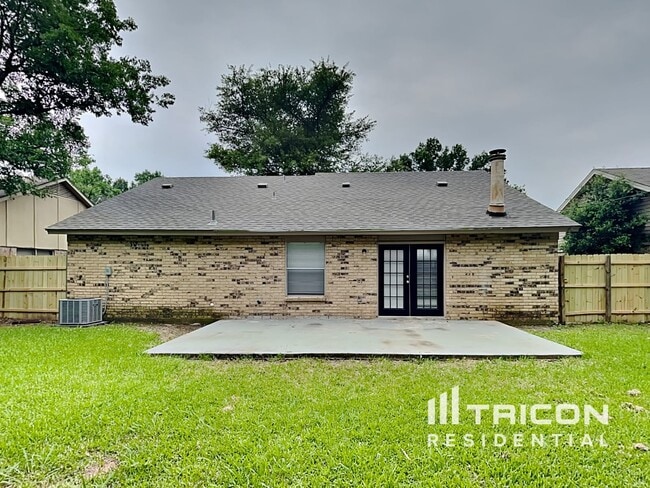 Building Photo - 2507 Arapaho Dr