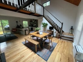 Building Photo - 131 Rabbit Ct