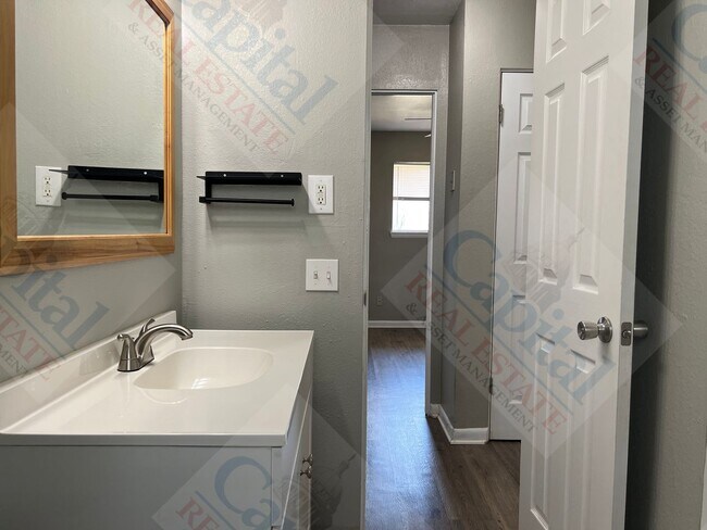 Building Photo - 402 W Curtis Dr
