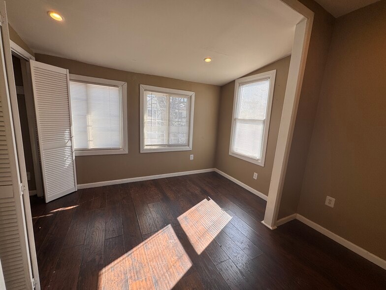 Building Photo - 115 Mead St