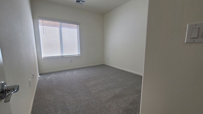 Building Photo - 5-Bed, 3-Bath Home in Spectrum Falls
