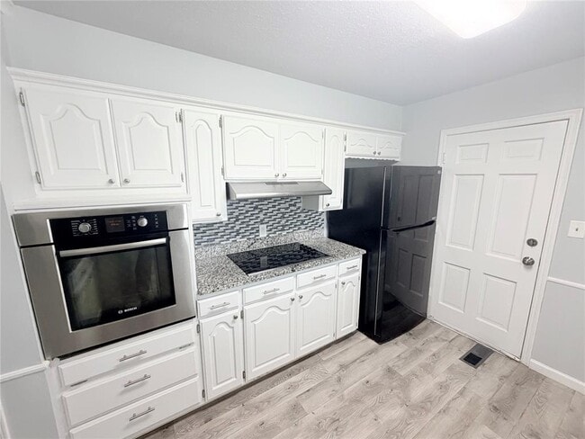 Building Photo - 3215 Oakwood Dr