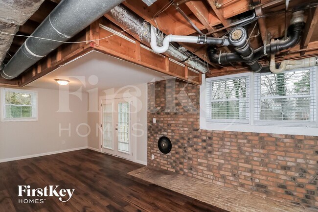 Building Photo - 5721 Crestview Dr