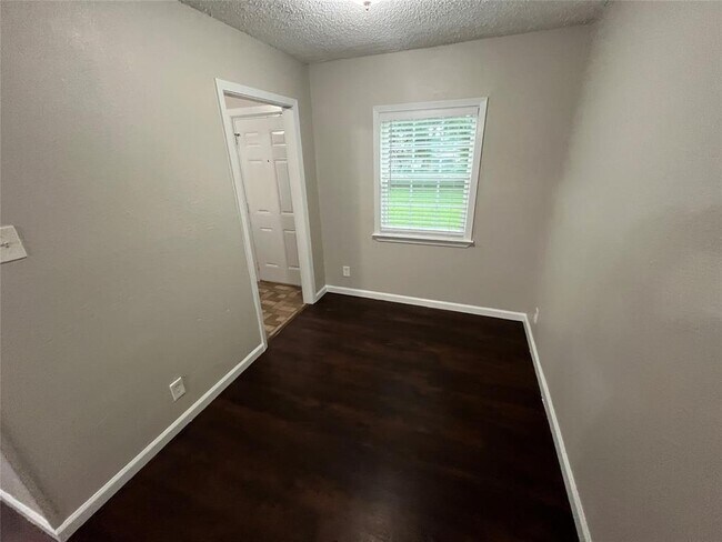 Building Photo - 8418 Grovecrest Dr