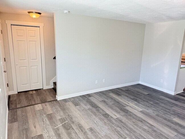 Building Photo - New 2 bed 1 1/2 bath duplex in Springfield!