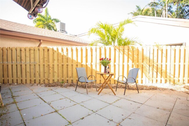 Building Photo - 523 Leslie Dr