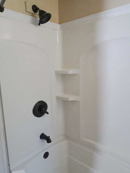 Full bathroom - 7141 Greenwood Ave