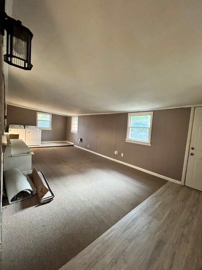 Building Photo - 1533 Hartford Rd